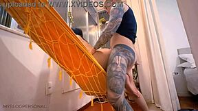 Latinska para ima najboljši jebanje svojega življenja v viseči mreži svojih tastov z hardcore upognjenim doggystyle