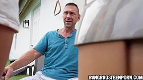 Hun fanger stedfaren i at onanere i baghaven