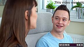 मैं एलिसा रीस, लस्टी मिल्फ, अपने वर्जिन स्टेपसन को डेट से पहले अपनी चूत पाउंड करने की प्रैक्टिस करवाती हूं