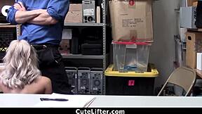 สาวบลอนด์ผู้ต้องสงสัยโดนจับขโมยร้าน