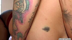 Dve sitne kolumbijske devojke dele masivni kurac intenzivno