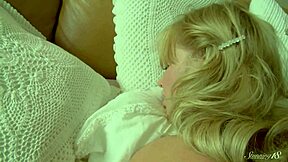 Horna plavuša glača svoju ružičastu bisernu vibratorom 😍