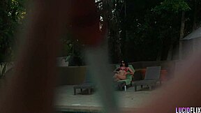 풀장에서 샤를롯 신즈 보지 박았어, 큰 가슴