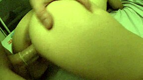 Koledžanka ne more odoliti povabilu zrelih moških za užitek.