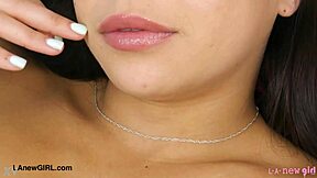 Osupljiva latinska kurba razkazuje svoje seksi telo