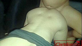 चीटिंग वाइफ कार के बैक सीट पर फक और क्रीमपाई हुई