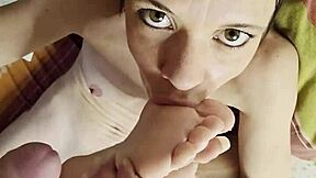 Belle petite suce bite et orteils en même temps – contraste excitant.