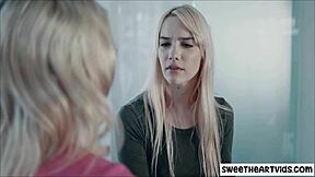 Pembantu muda dapat dijilat bos di pejabat aksi lesbian 😏