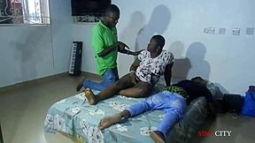 Vizinho me fode ao lado do marido! Ele acorda para nos punir!