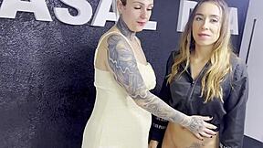 Saya pergi buat tattoo di pantat, memek mula menitis, artis tattoo jilat bersih, saya pancut di mulutnya