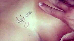 Ektemann knuller kones venninne med stor kuk i soverommet