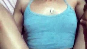 Verjameš, da se tajno jebemo, ko so ljudje doma? Ona pogoltne mojo spermo, upam, da ne opazijo.