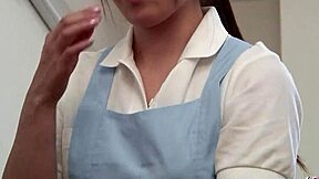 生意気なバージンガイがティーンメイドを騙して中出しファック、無修正JAVポルノ