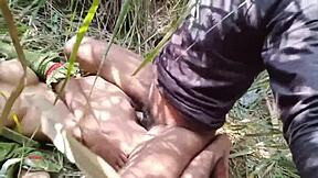 Jeg tog min unge 18+ indiske desi pige til skoven, pressede hendes bryster og kneppede hendes stramme fisse