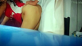 Stedatteren besøker stefarens klinikk, bedrar mannen sin ved å ha sex med doktor stefar