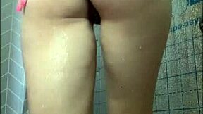 Jeg ser på den sexy unge pige 18+ barbere sin fisse, det er så hedt jeg ikke kan stoppe med at stirre