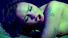 Moj očuh me jebao skriveno u kući, prvo sam mu sisala pa me jebao otpozadi