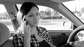 Karlie Montana ve Zoey Holloway ilk kez lezbiyen duygularını am yalama, makaslama ve oyuncaklarla paylaşıyor