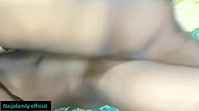 Gadis kecil Afrika mengejutkan dengan kongkek mentah oleh teman lelaki tempatan dalam video rumah