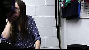 घर जाने के लिए ऑफिसर को अपना रास्ता दे दो!