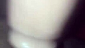 Intensiivinen teini 18+ tiukka kusi leikki dildolla