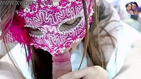 Ноге учитељице терају ученика да жуди за оценом А у финалном испиту од пожуде