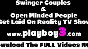 멋진 블론드 여자가 작은 18+ 티츠로 야외 포즈 - 자지 패션