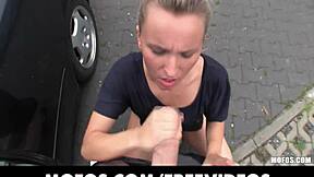 Naravna blond češka punčka je pobrana za javni seks