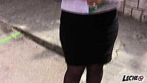 Spansk brunette med stor saftig ræv blir bøyd over og knullet doggystyle på TV-sett