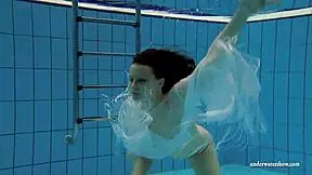 Experienced nude teenager Kristy with large Tits in the pool and swimsuit