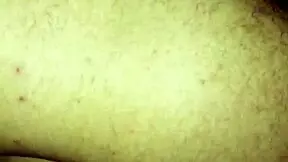 compartiendo la cama con mi compañero de cuarto en una noche tranquila