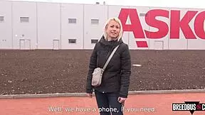 Blonde gets help finding her car on the breedbus drive