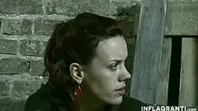 عبدة فاجرة تمتص زب بعمق مع فتيش بري