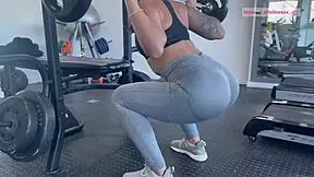 Help me squat so i can help you cum papi