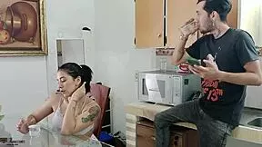 Ayudo al Cachondo de Mi Hermanastro a Sacar Su Leche en Mi Boca