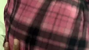 tenía una manchita roja en su calzoncito, así que tuve que revisarla y ayudarla a limpiar