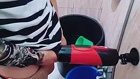 la madrastra experimentada sabe lo que quiere en la cama y su amante lo da