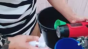 la madrastra experimentada sabe lo que quiere en la cama y su amante lo da