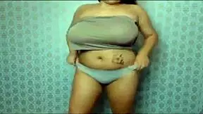 the hot bbw masturbates on webcam, reaching orgasm outdoors