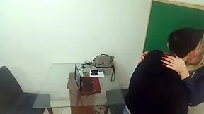 Aluno assedia professora na sala e come cuzinho no pelo parte1