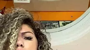 Loira gostosa cacheada nao aguentou dar o cuzinho e pediu pra gozar dentro