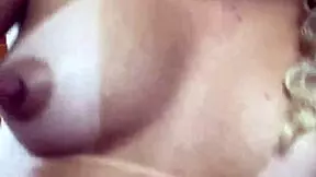 Loira gostosa cacheada nao aguentou dar o cuzinho e pediu pra gozar dentro