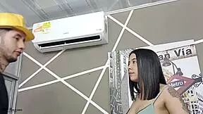 estoy muy cachonda quiero follar as� que llamo al t�cnico de aires acondicionados y lo seduzco para follarlo historia completa