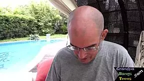 فتاة شابة 18+ تمص زب شيخ قذر في الهواء الطلق، تباين كبير