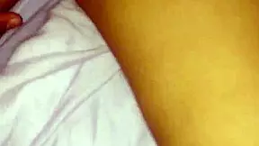 joven sola en casa disfrutando de un momento tranquilo