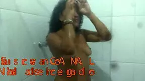 Minha cunhada bombomd4 foi tomar banho e deixou a porta aberta veja o que aconteceu