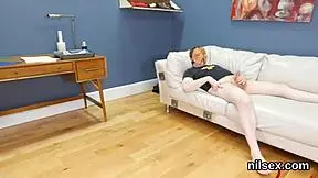 이 사악한 18+ 틴이 거친 애널 테라피 견디다