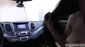 فتاة سوداء شابة 18+ تنحني لمص زب من الخلف ومص