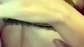 Gemendo feito uma cadelinha falando muita putaria gozando gostoso toda meladinha, exploring self-pleasure.