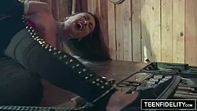 Алекса Рэй, плохая девчонка, грубо закована в наручники для глубокого кремпая